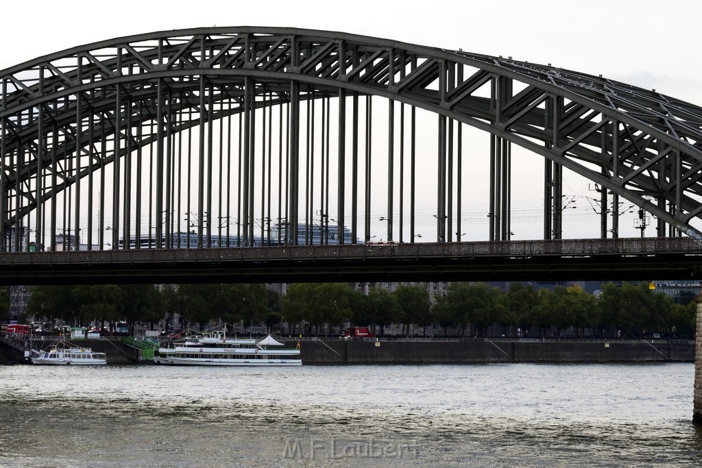 PSpringt kein Suizid Brueckenspringer Koeln Hohenzollernbruecke P263.JPG - Miklos Laubert